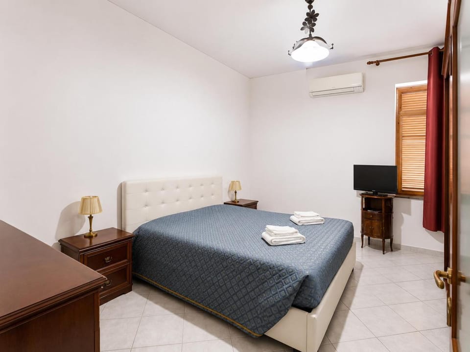 Bed, TV and multimedia, Photo of the whole room, Bedroom