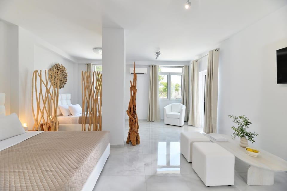 Bed, TV and multimedia, Living room, Photo of the whole room, Seating area, Bedroom