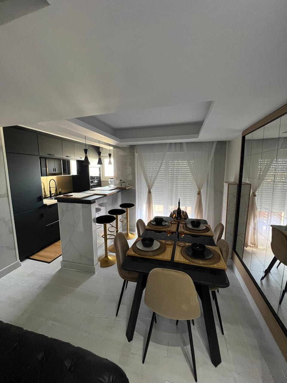 Kitchen or kitchenette, Photo of the whole room, Dining area