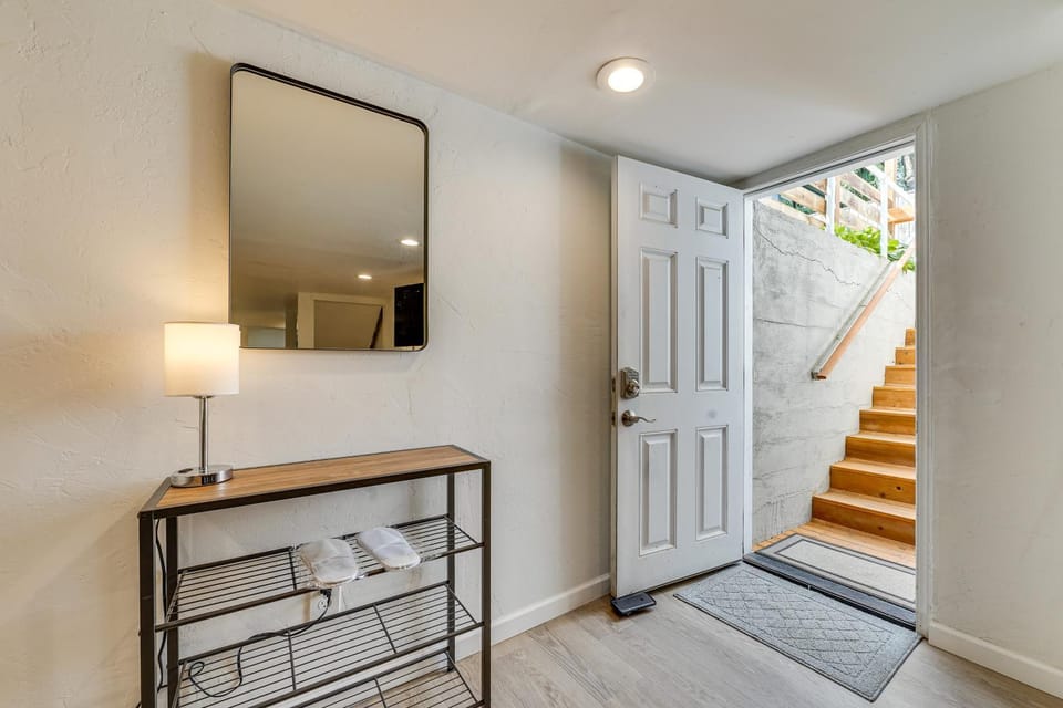 Remodeled Maple Leaf Basement Apt! 7 Mi to Seattle Apartment in Seattle