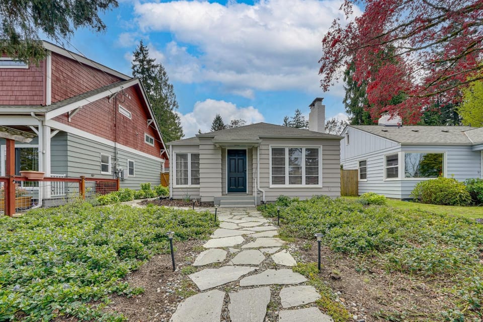 Remodeled Maple Leaf Basement Apt! 7 Mi to Seattle Apartment in Seattle