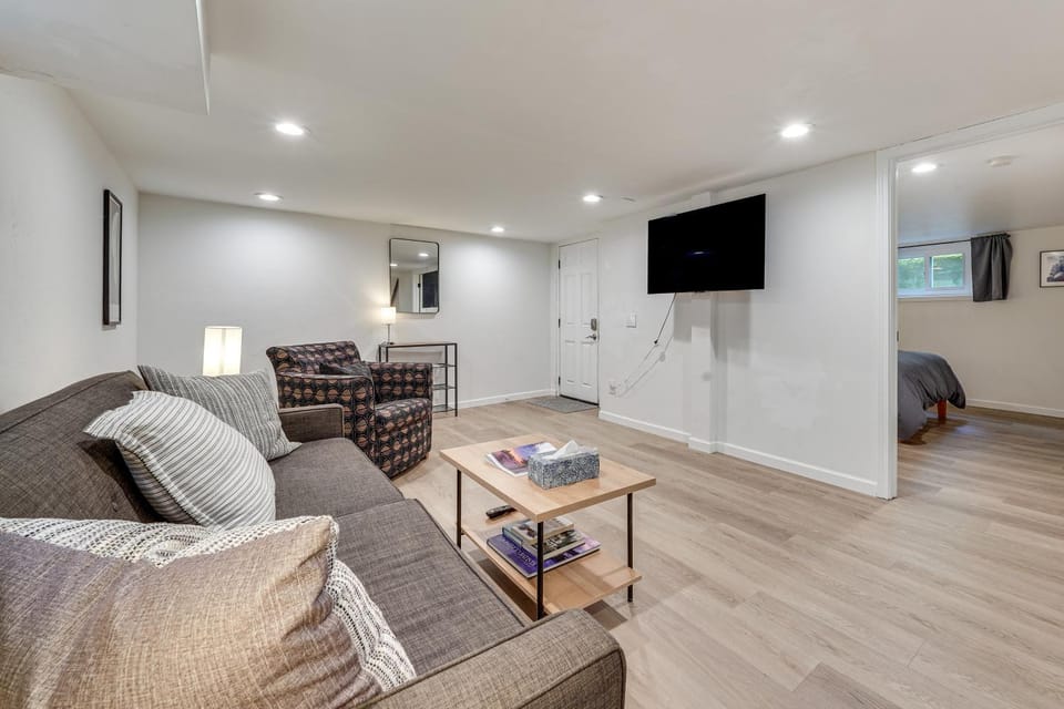 Remodeled Maple Leaf Basement Apt! 7 Mi to Seattle Apartment in Seattle