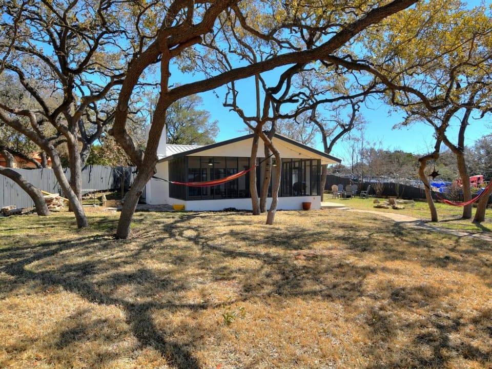Private Lakefront Cabin Located on Lake Travis Cabin in Hudson Bend