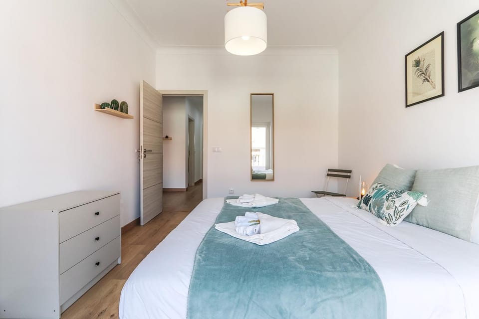 Vita Portucale ! Almada Balcony Apartment in Lisbon District