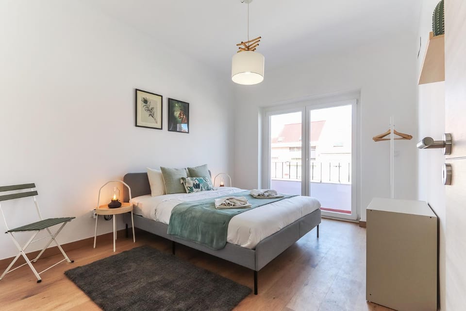 Vita Portucale ! Almada Balcony Apartment in Lisbon District