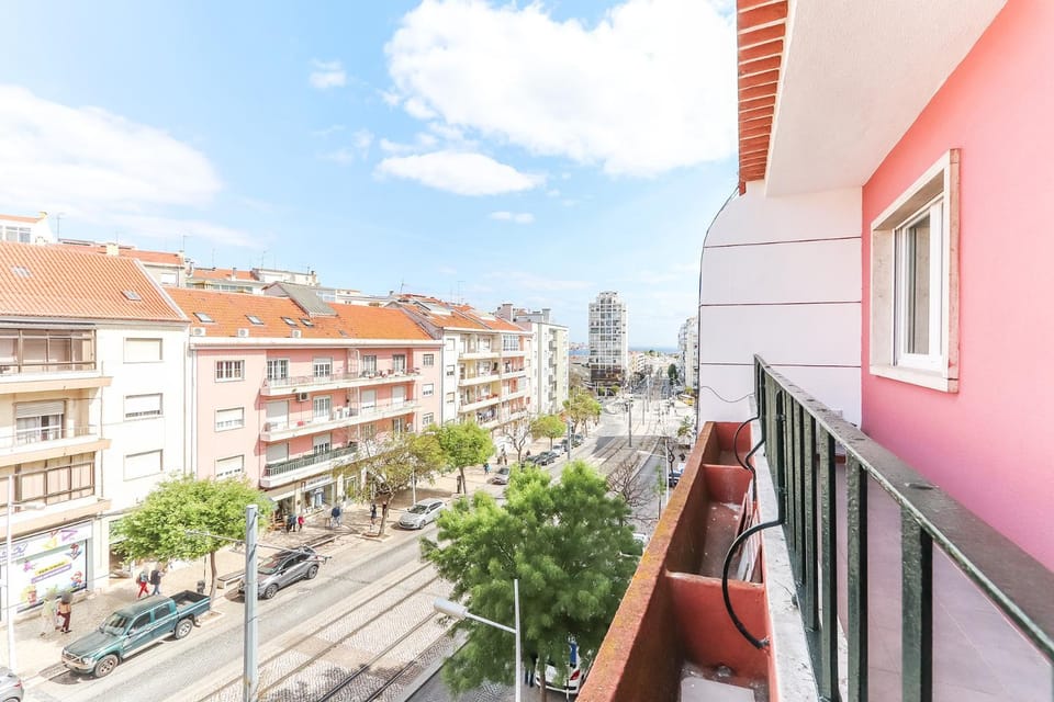 Vita Portucale ! Almada Balcony Apartment in Lisbon District