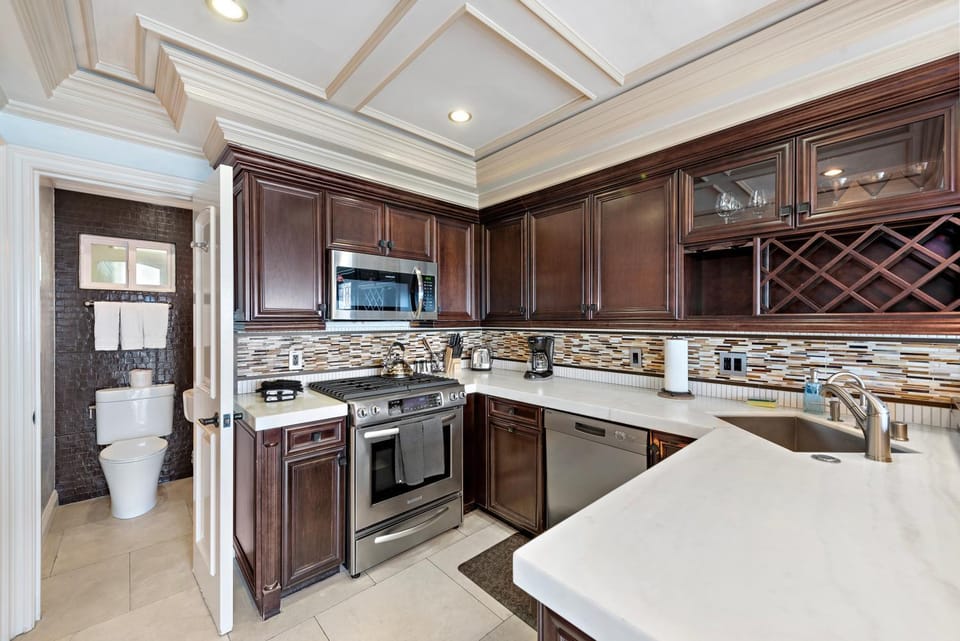 Kitchen or kitchenette, minibar