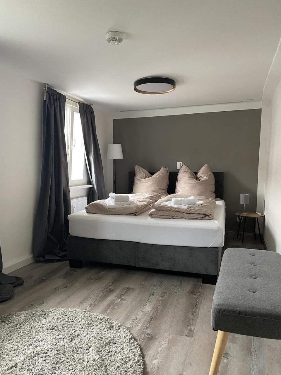 Bed, Photo of the whole room, Seating area, Bedroom
