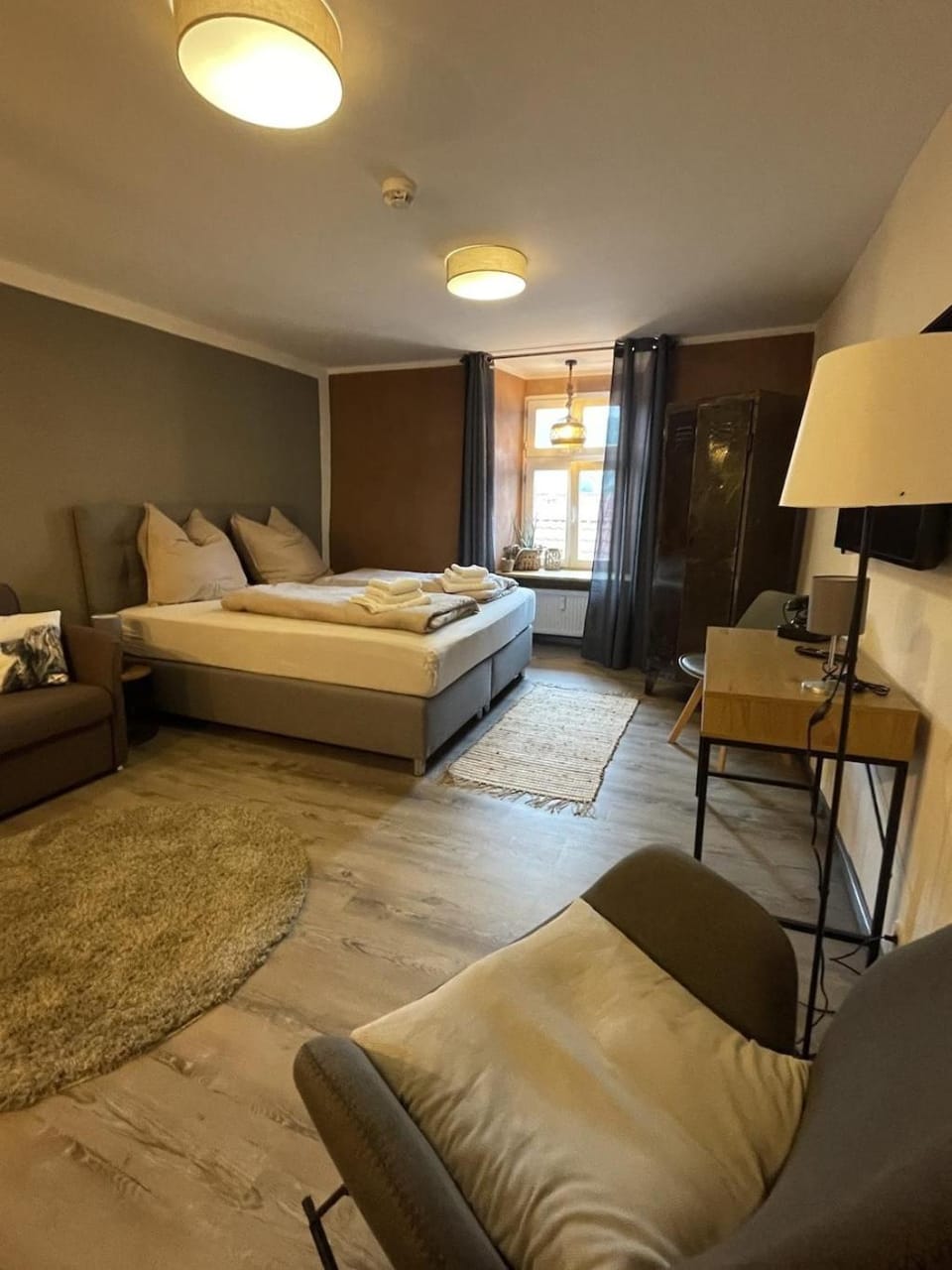 Bed, Photo of the whole room, Seating area, Bedroom