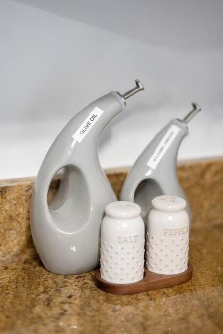 Near CLE airport and Valley 2-4a Georgetown Villas Apartment in Cleveland Heights