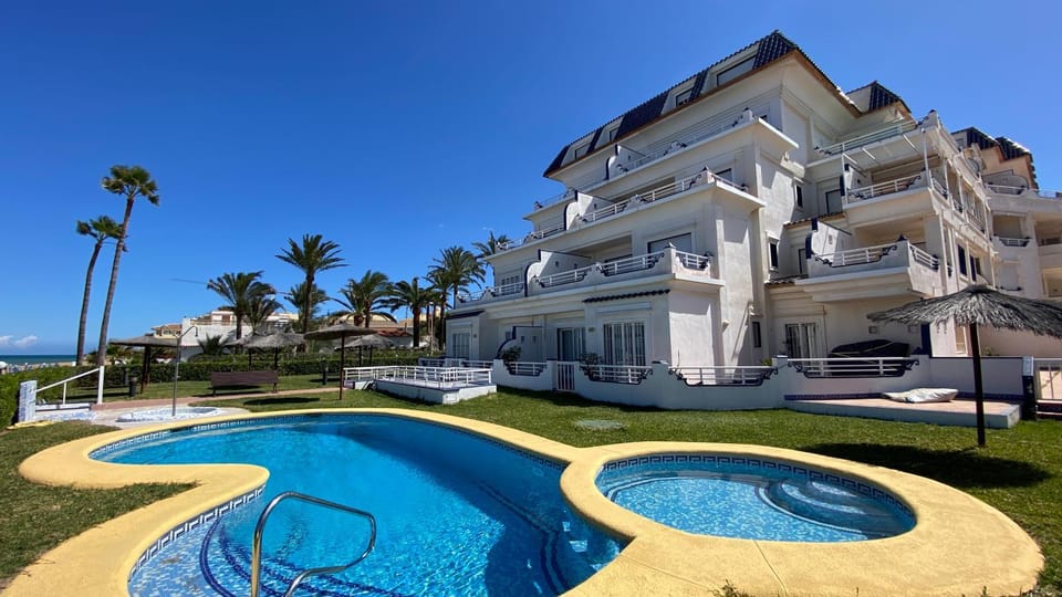Property building, Day, Swimming pool