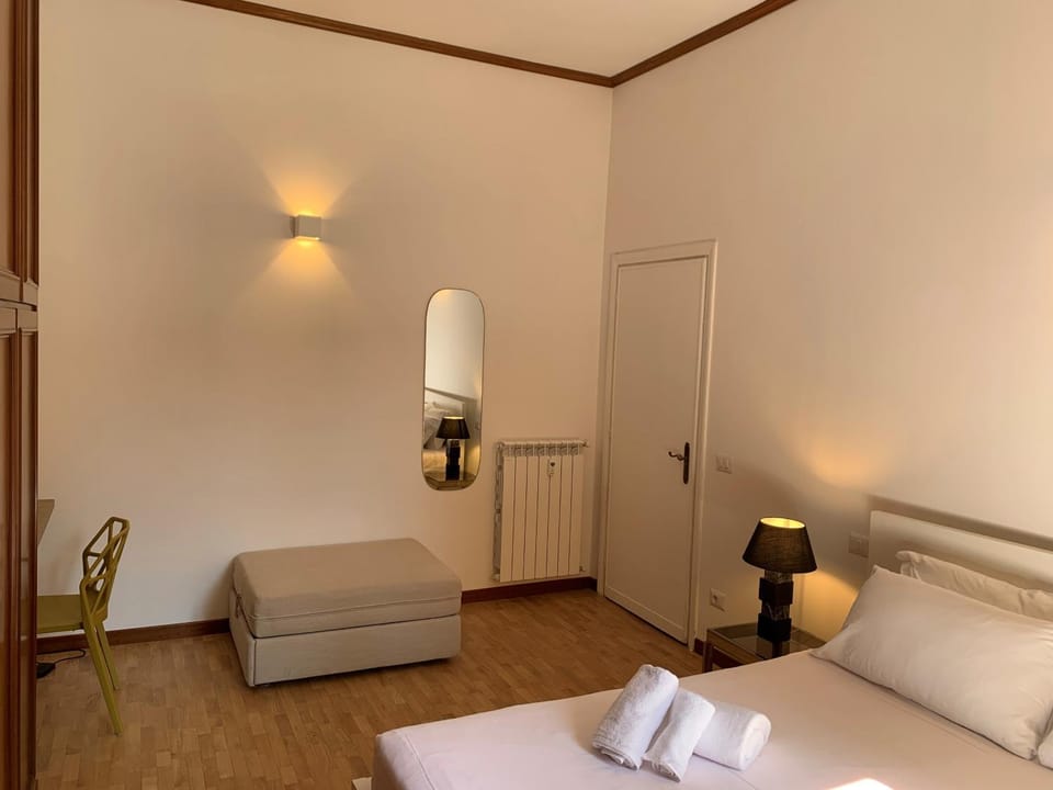 Bed, Photo of the whole room, Bedroom, internet, wardrobe