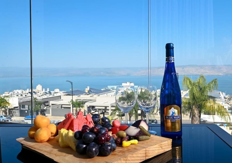 חופש יהונתן-סוויטת אירוח משפחתית Hofesh Yehonatan Michelangelo Family Apt Apartment in Tiberias