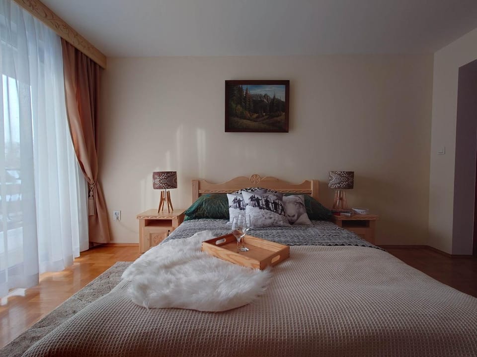 Bed, Photo of the whole room, Seating area, Bedroom, locker, towels