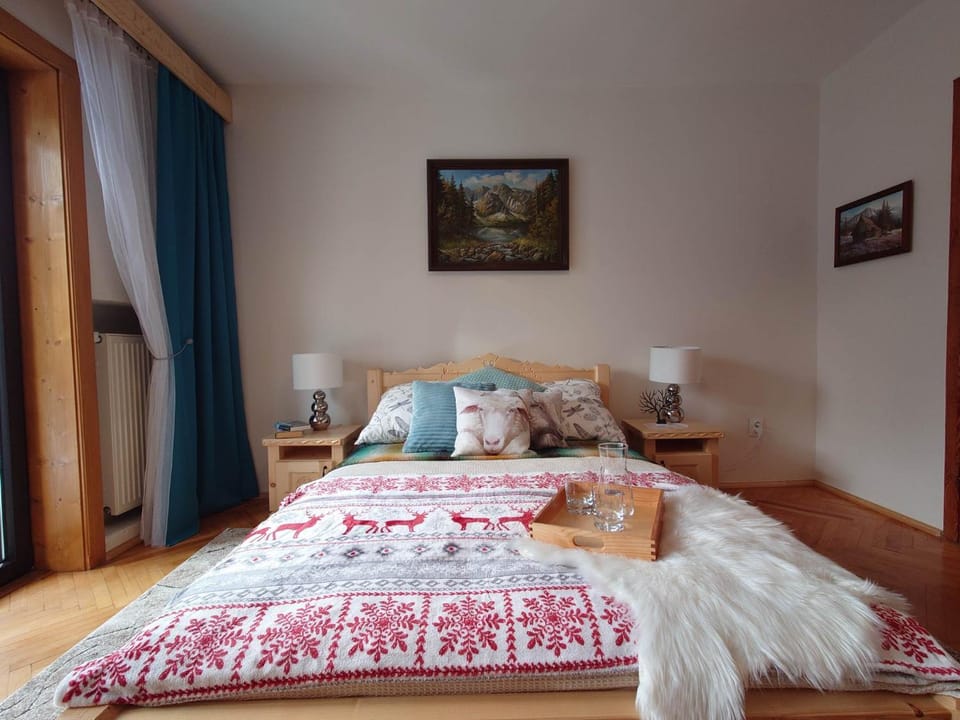 Bed, Bedroom, Garden view, Mountain view, heating