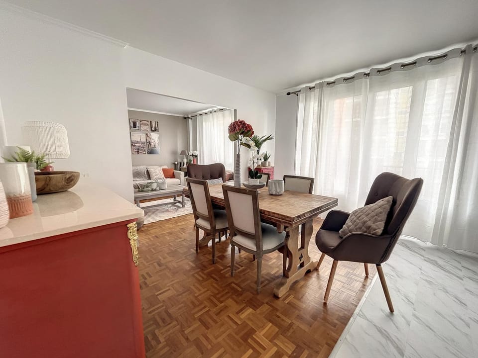 Kitchen or kitchenette, Living room, Seating area, Dining area