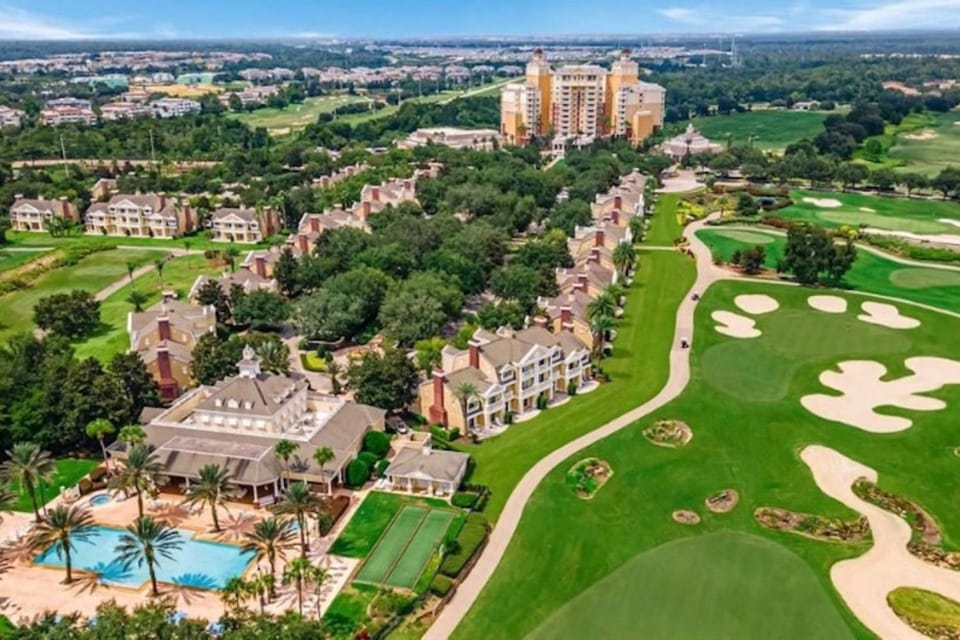 Neighbourhood, Bird's eye view, Golfcourse, Pool view, Location