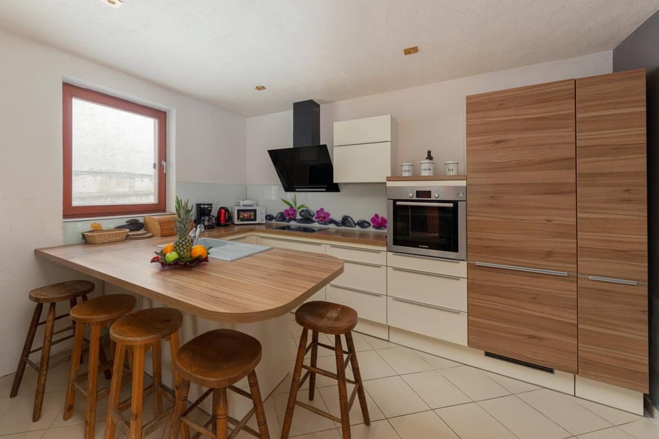 Kitchen or kitchenette, Seating area, stove, kitchen