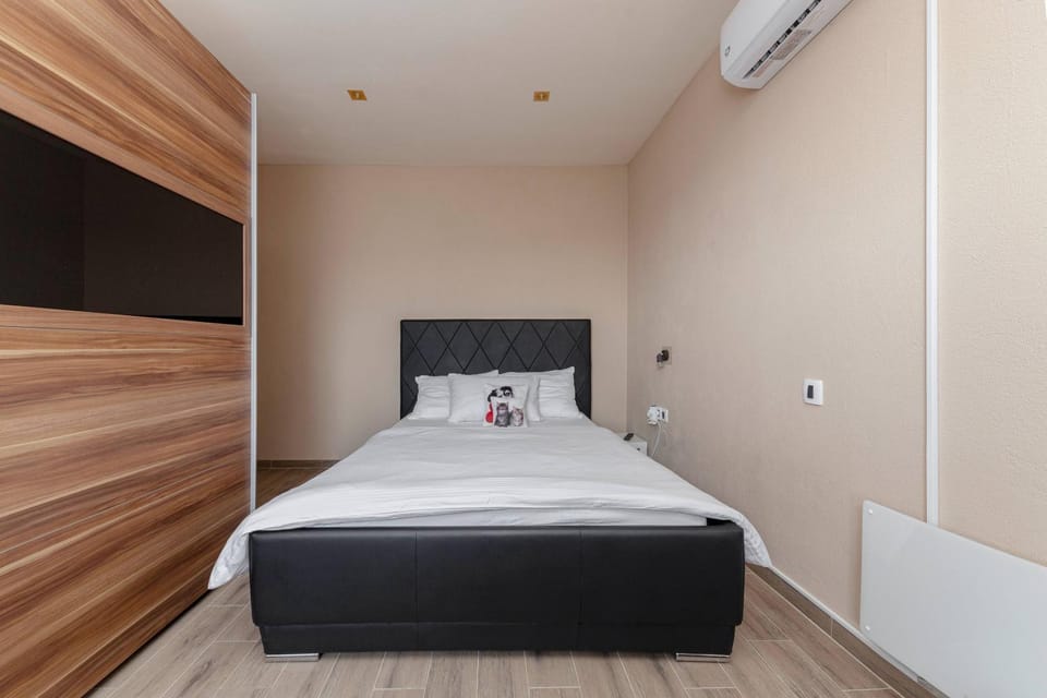 Bed, Bedroom, air conditioner