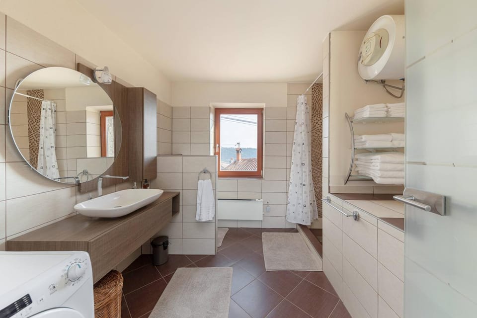 Shower, Toilet, Bathroom, towels