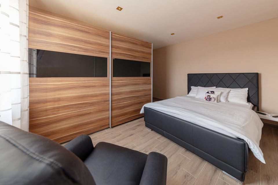 Bed, Seating area, Bedroom, wardrobe