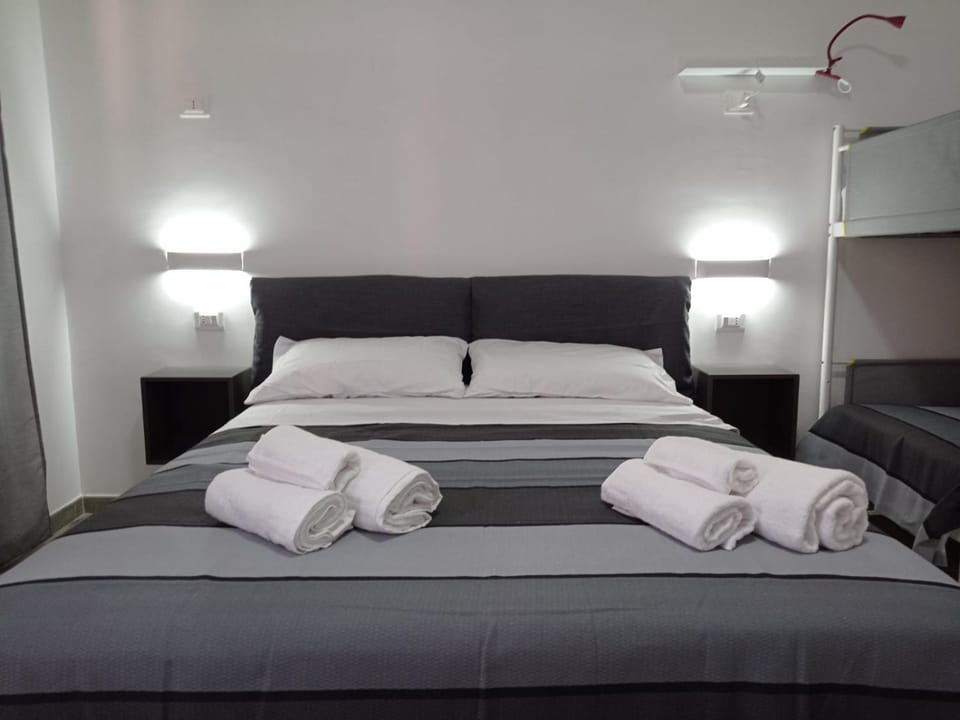 Bed, Bedroom, towels