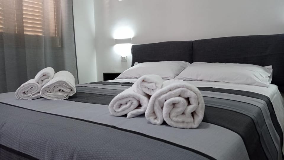 Bed, Bedroom, towels