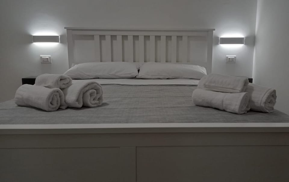 Bed, Bedroom, towels