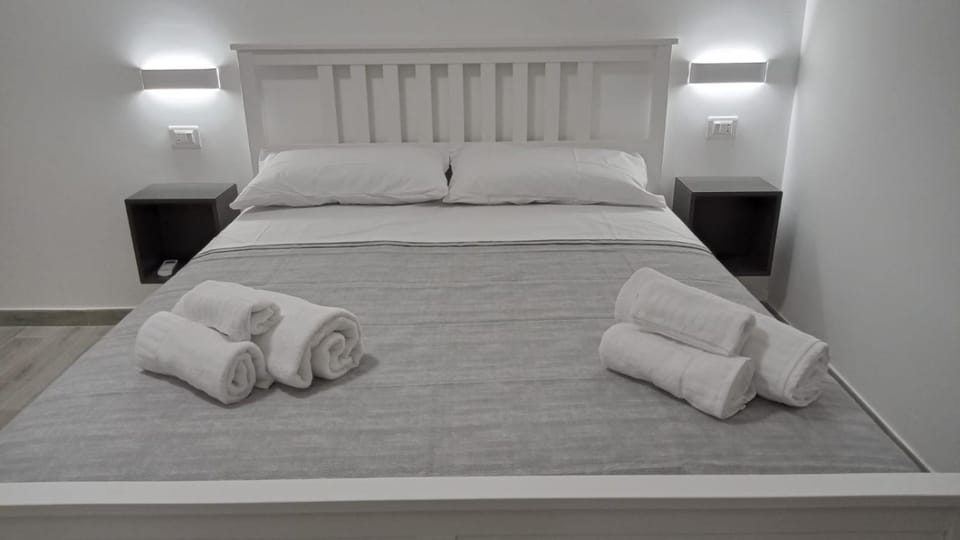 Bed, Bedroom, towels