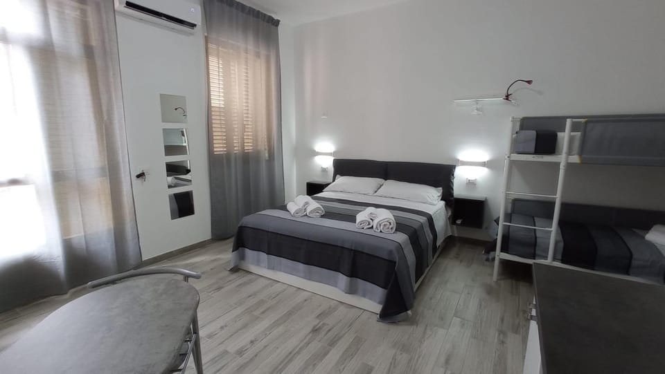 Bed, Photo of the whole room, Bedroom, air conditioner
