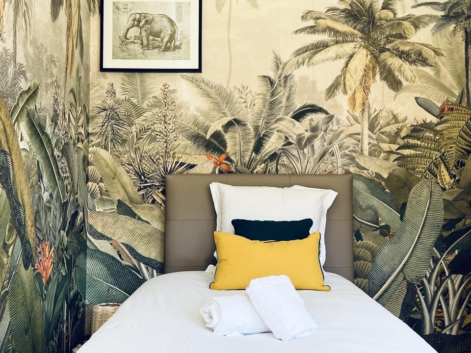 Bed, Natural landscape, Photo of the whole room, Decorative detail, Bedroom
