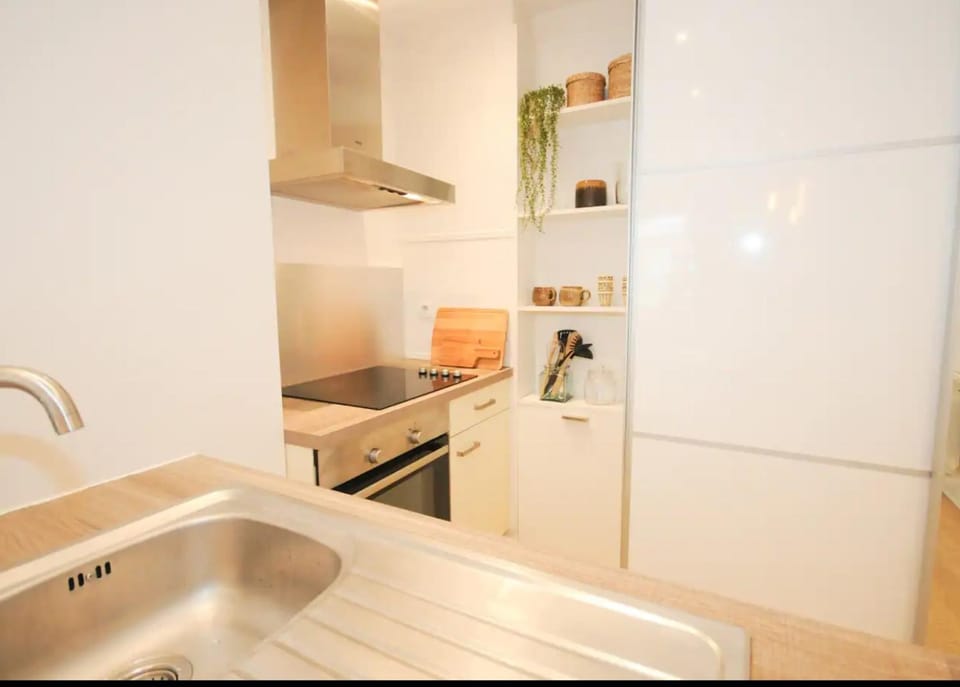 Kitchen or kitchenette, pet friendly, stove
