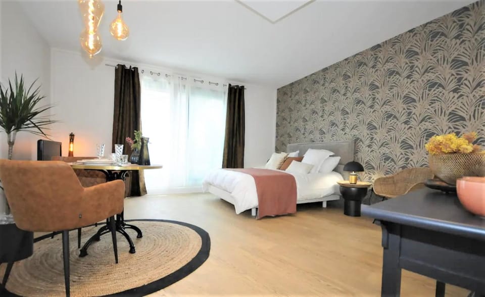 Bed, Living room, Photo of the whole room, Seating area, Dining area, Bedroom