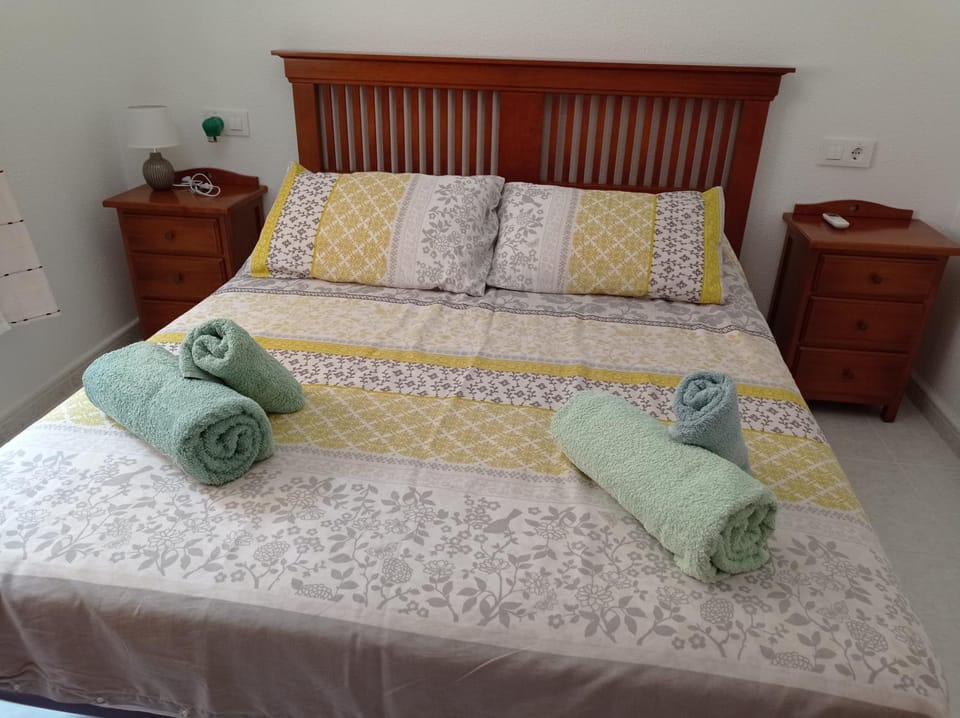 Bed, Bedroom, towels