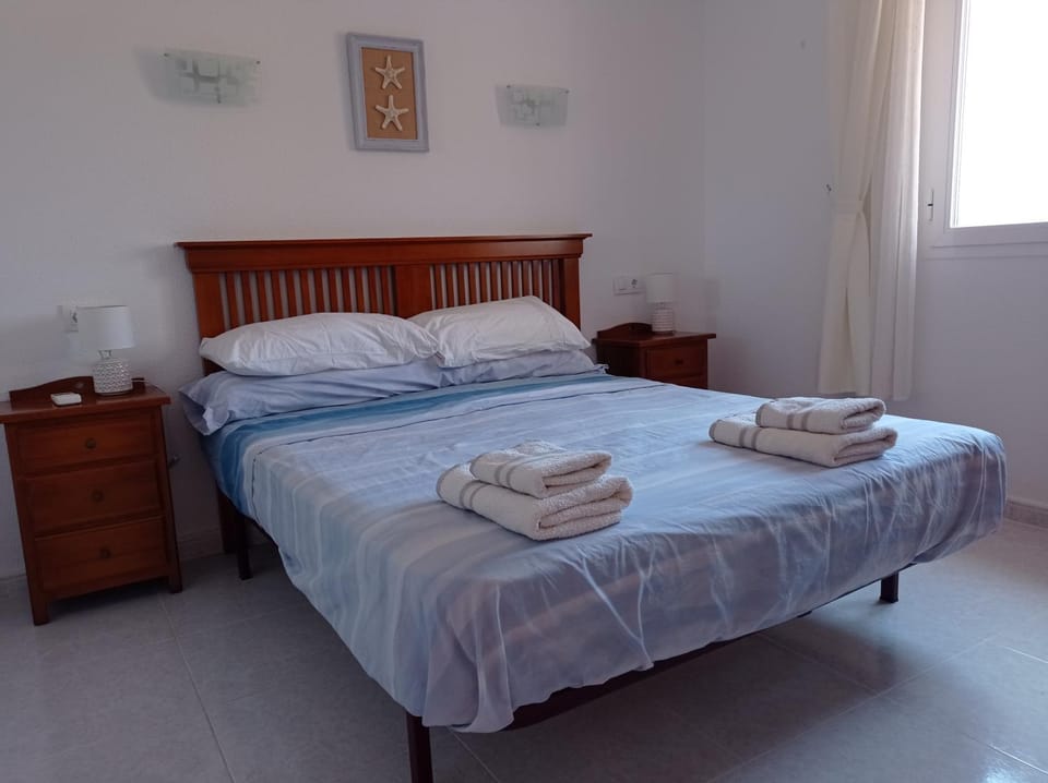 Bed, Bedroom, towels