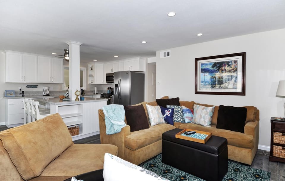 1005 E Balboa Blvd 1 Apartment in Balboa Peninsula