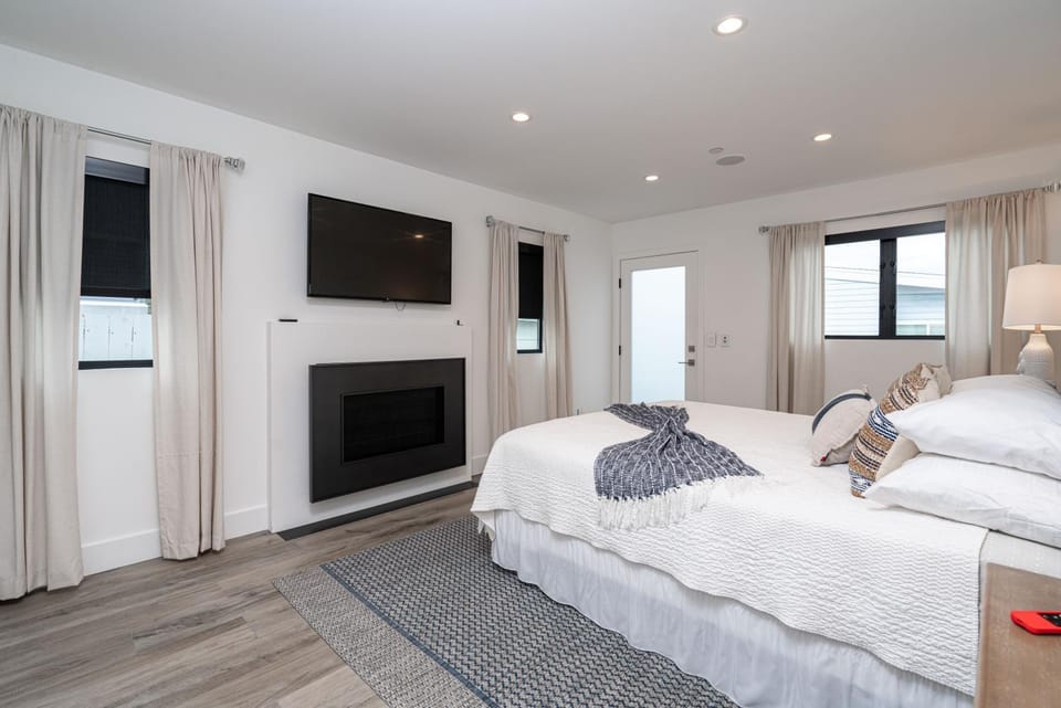 Pier to Pier House in Balboa Peninsula