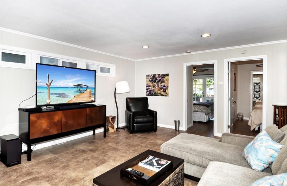 313 E Bay Ave A House in Balboa Peninsula