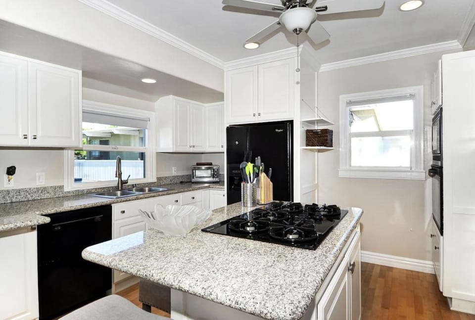 313 E Bay Ave A & B House in Balboa Peninsula