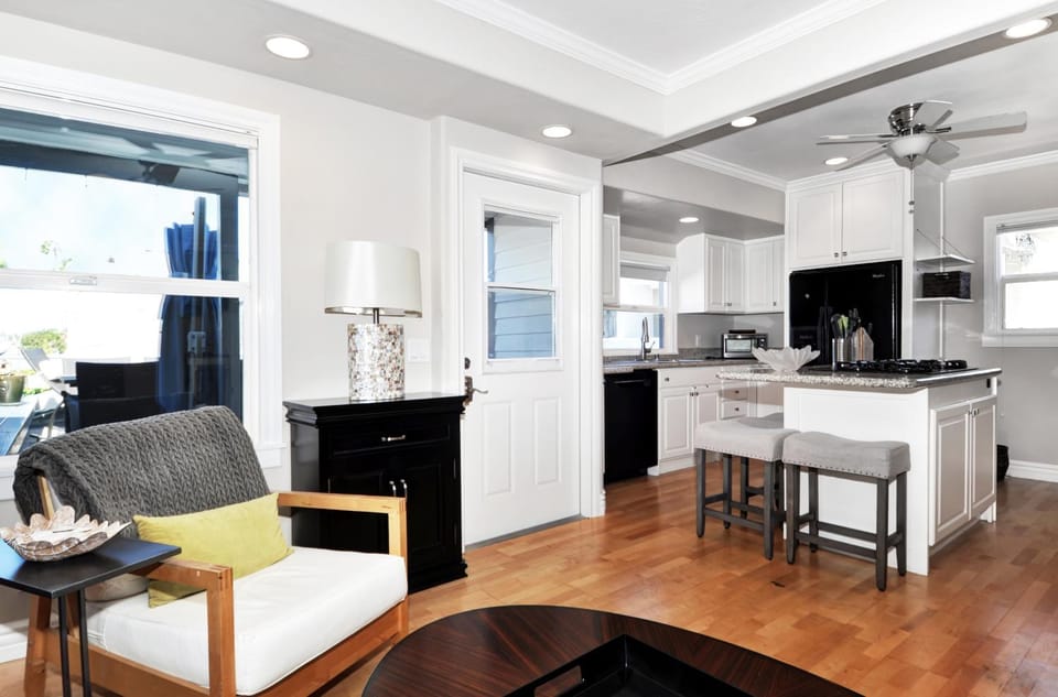 313 E Bay Ave A & B House in Balboa Peninsula