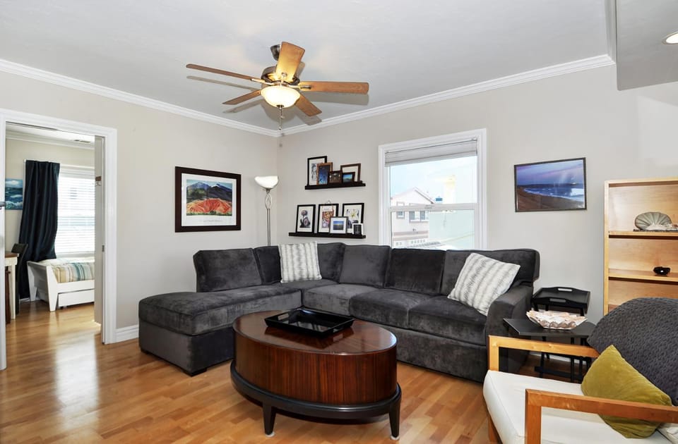 313 E Bay Ave A & B House in Balboa Peninsula