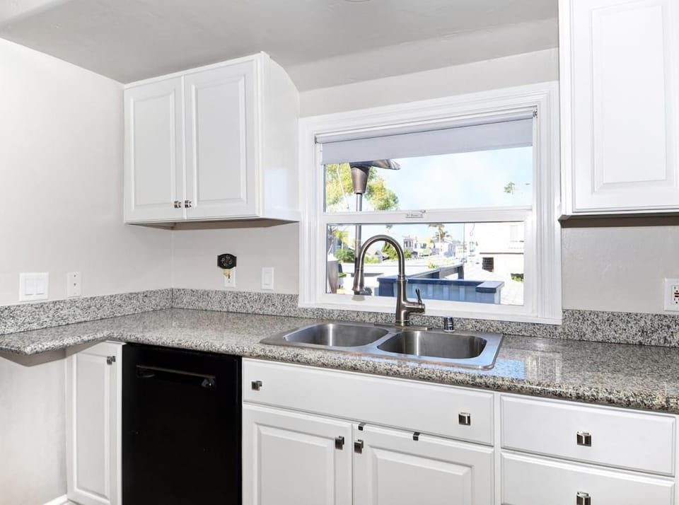 313 E Bay Ave A & B House in Balboa Peninsula