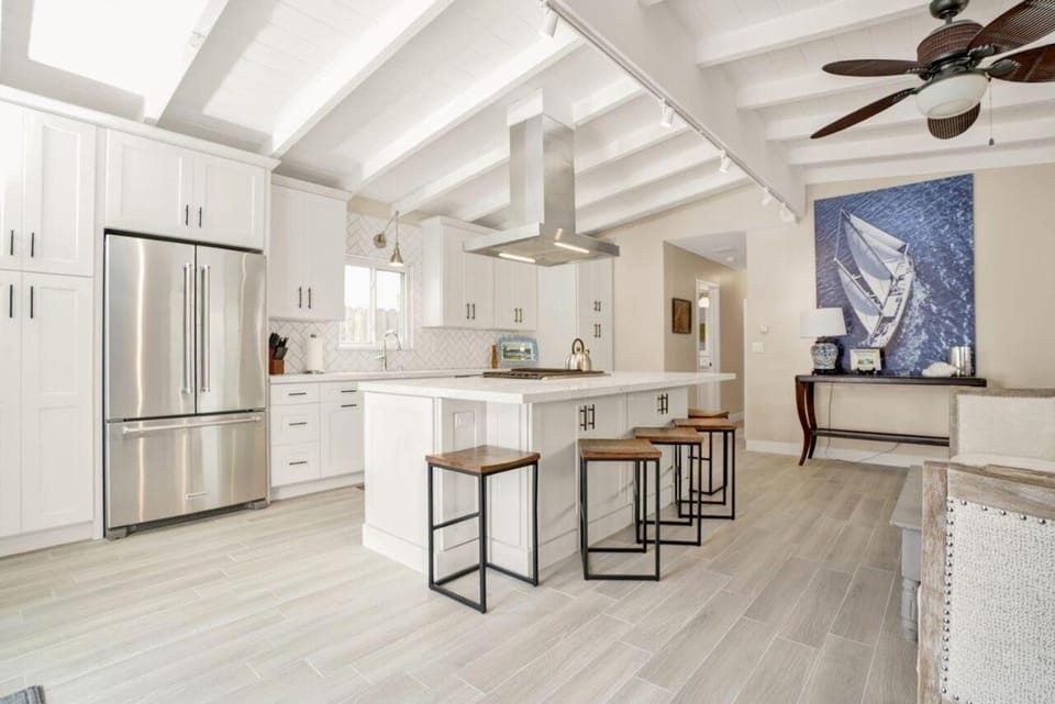 114 Forty-Second Street A House in Balboa Peninsula