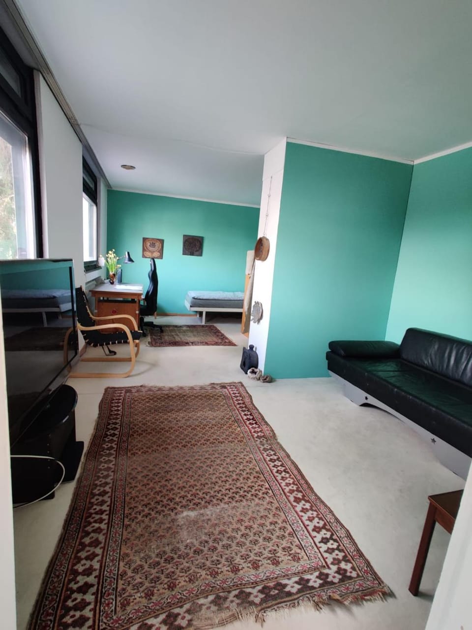 Bed, TV and multimedia, Seating area