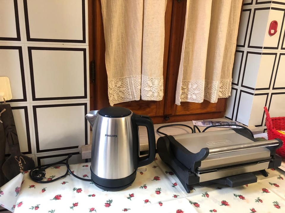 Coffee/tea facilities, toaster