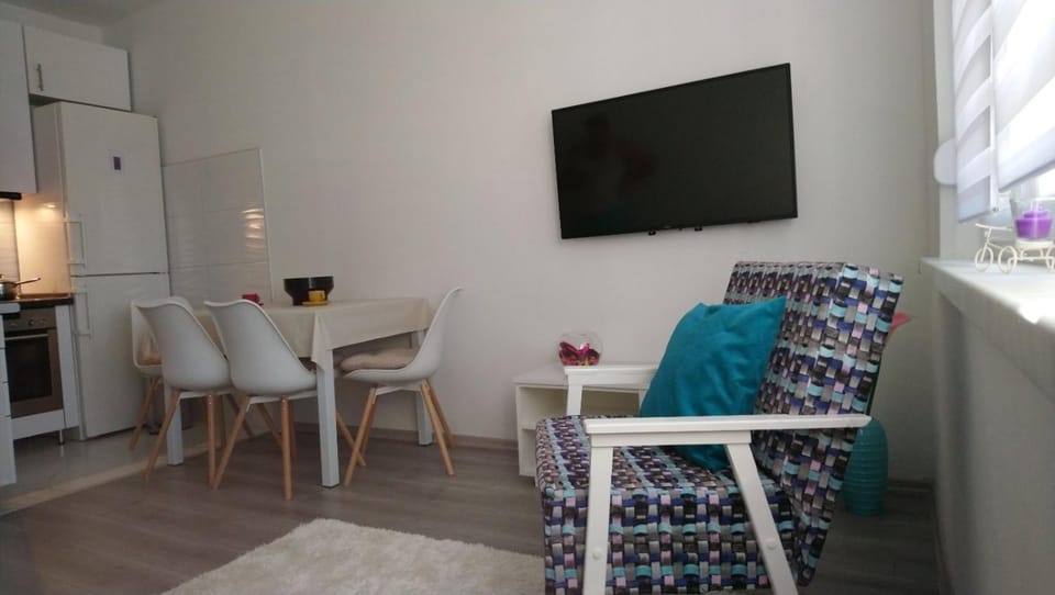 TV and multimedia, Kitchen or kitchenette, Living room, Seating area, Dining area