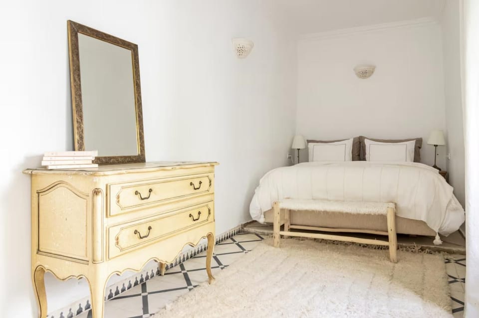 Bed, Photo of the whole room, Bedroom, storage