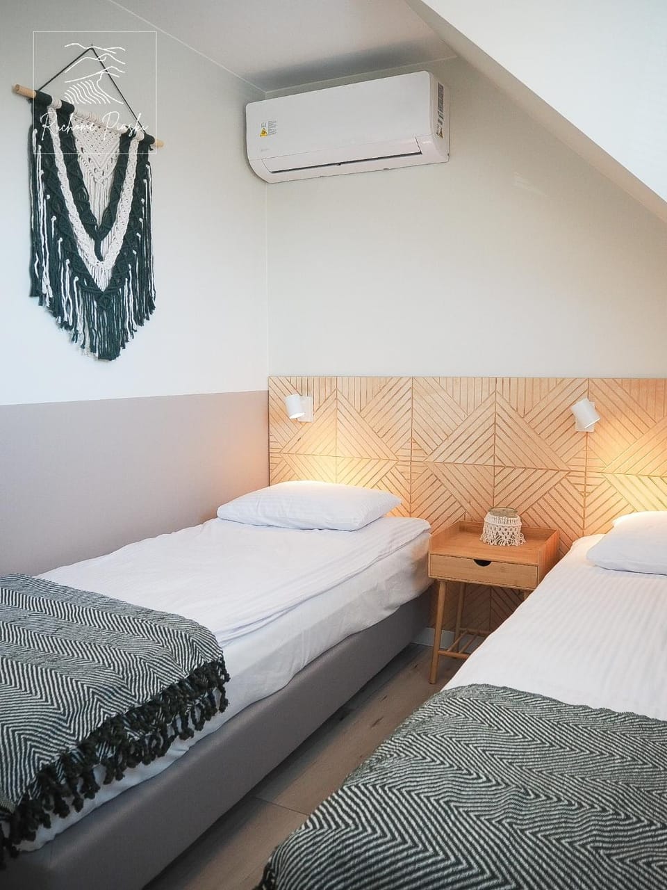 Bed, Photo of the whole room, Bedroom, air conditioner