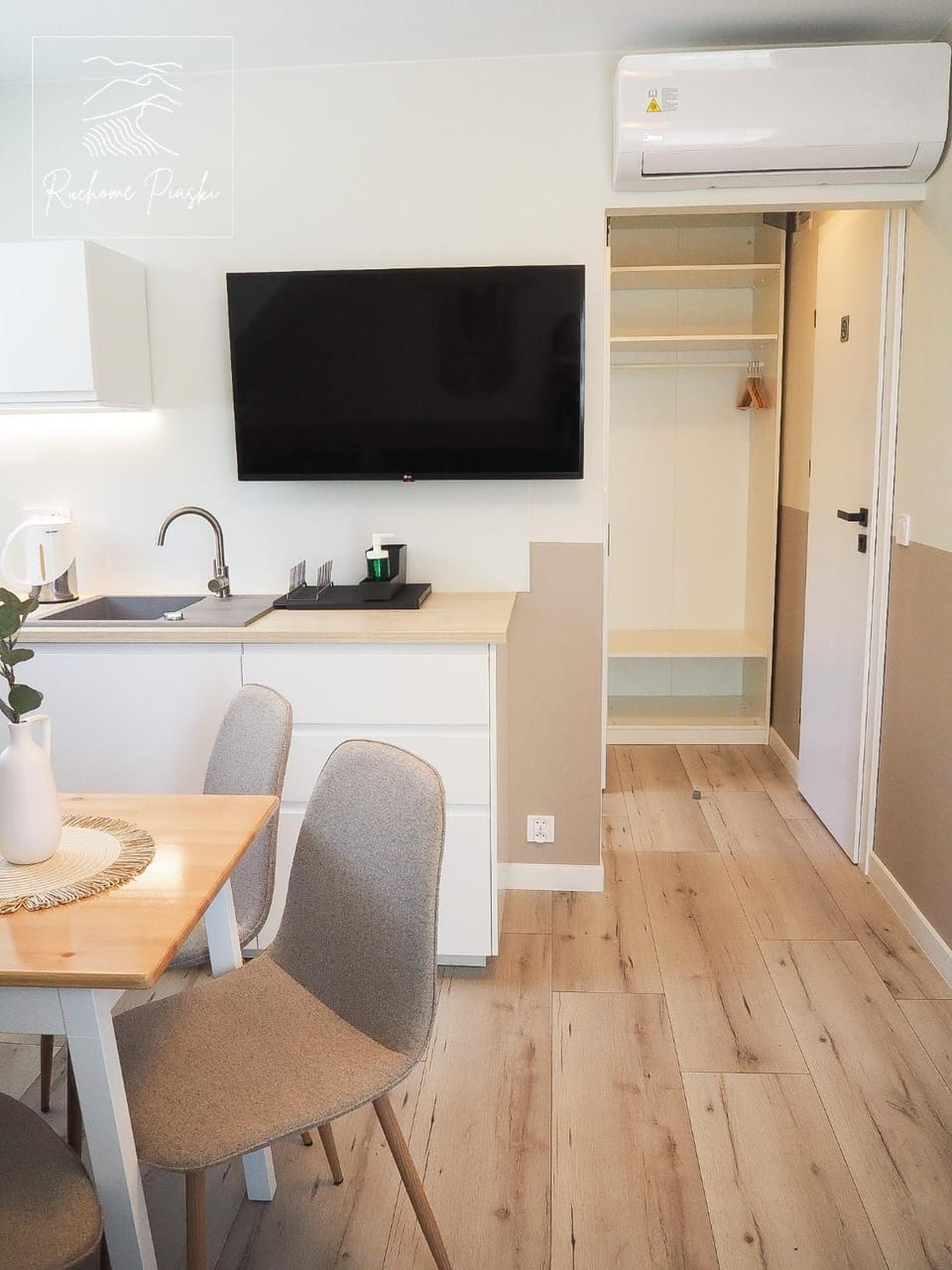 Kitchen or kitchenette, Living room, air conditioner