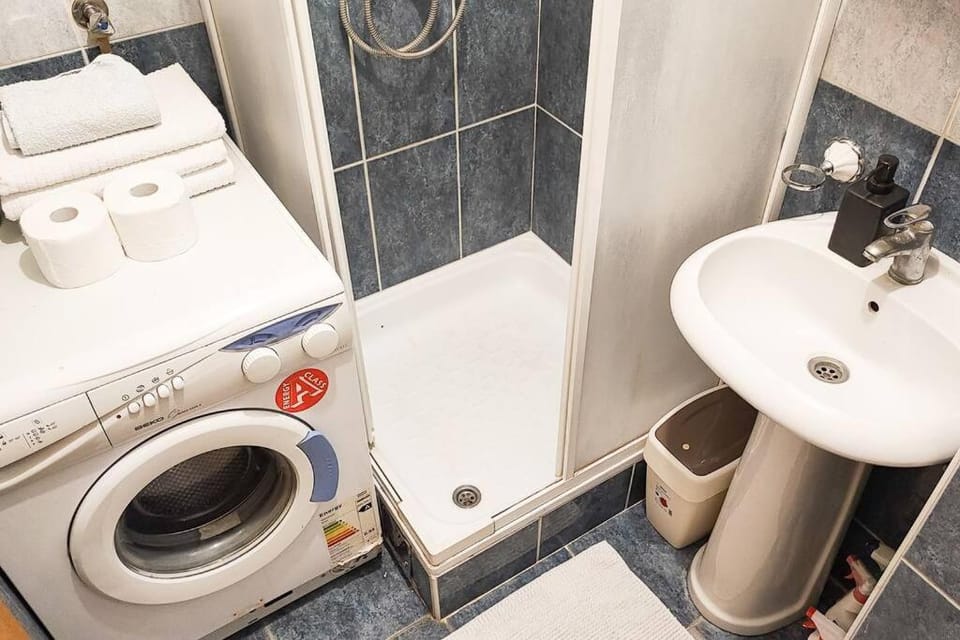 Shower, towels, washing machine